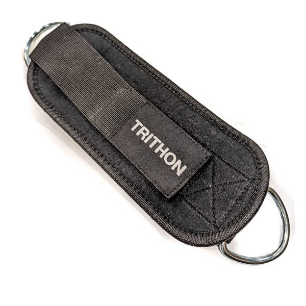 Akelmanchetten er bred nok til at passe alle ankler