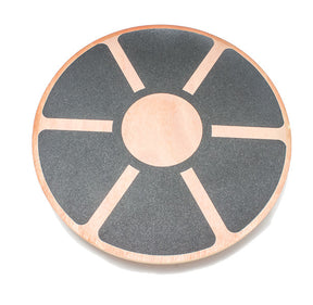 Balancebræt i træ med skridsikker gummioverflade.